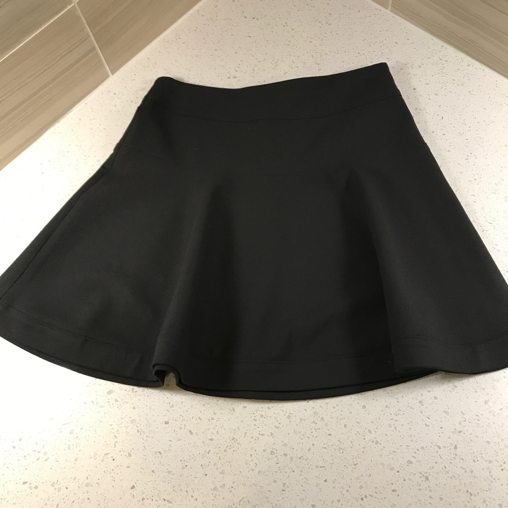 Elizabeth and James Black Mini Skirt EUC